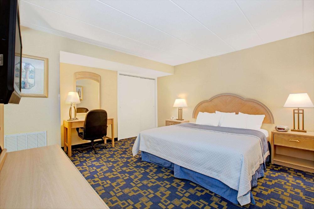 Deluxe King Suite interior