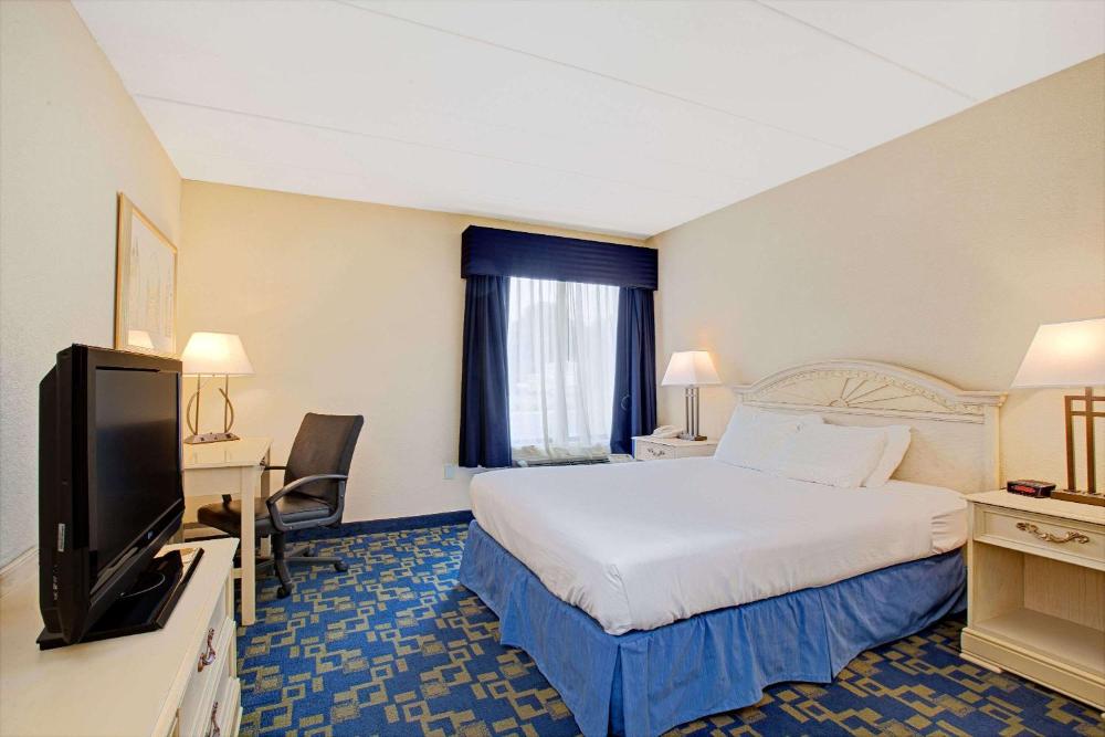 Queen Room - Disability Access/Non-Smoking interior